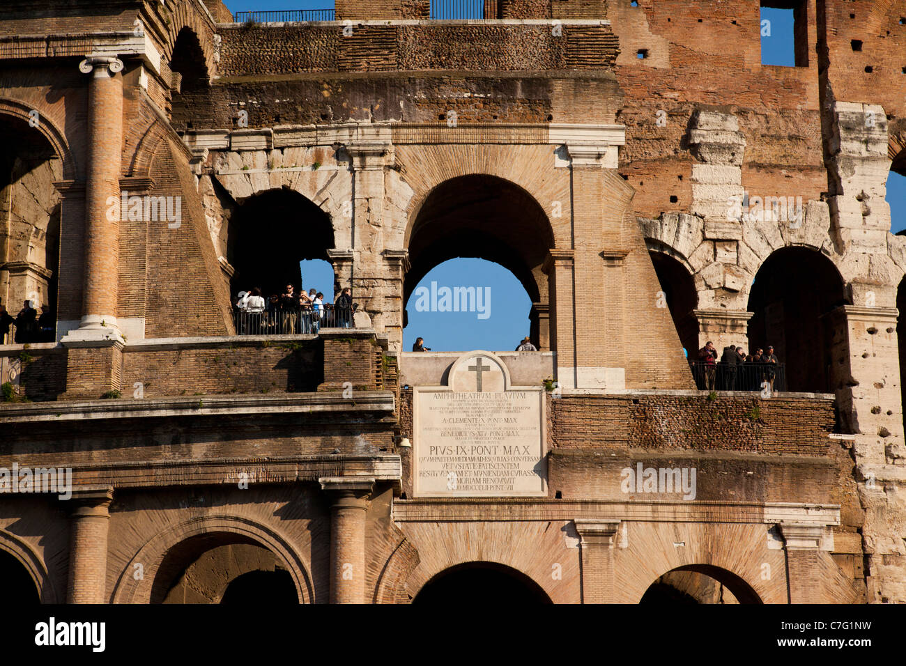 I turisti tenendo nella vista dalla parte del Colosseo di Roma. Foto Stock