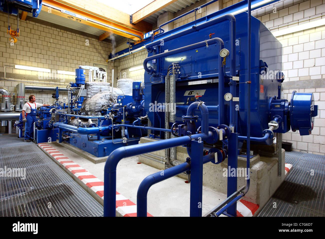 Impianto energetico a biomassa. Brucia rifiuti di legno per riscaldare  acqua, per il funzionamento di una turbina a vapore, per generare energia  elettrica Foto stock - Alamy