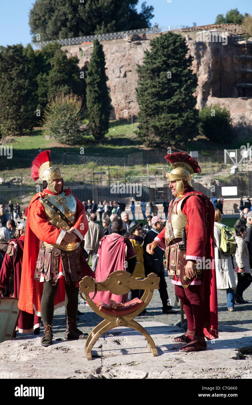 I soldati romani Colosseo Foro Romano Antica Roma Italia. Foto:Jeff Gilbert Foto Stock