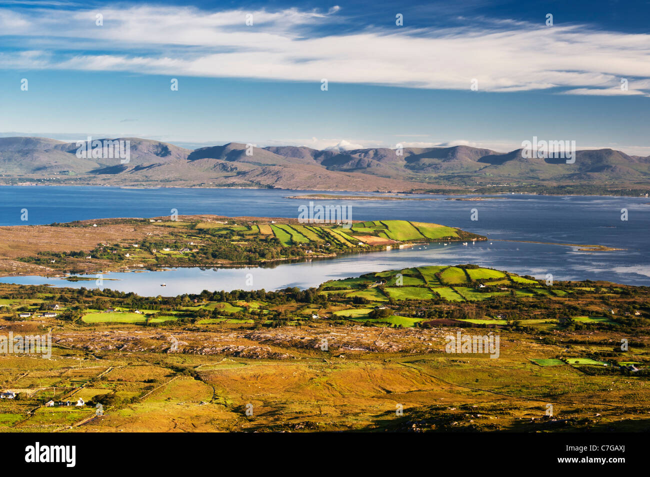 Vista su Ardgroom, penisola di Beara, County Cork, Irlanda, attraverso Kenmare Bay per le montagne della penisola di Iveragh Foto Stock