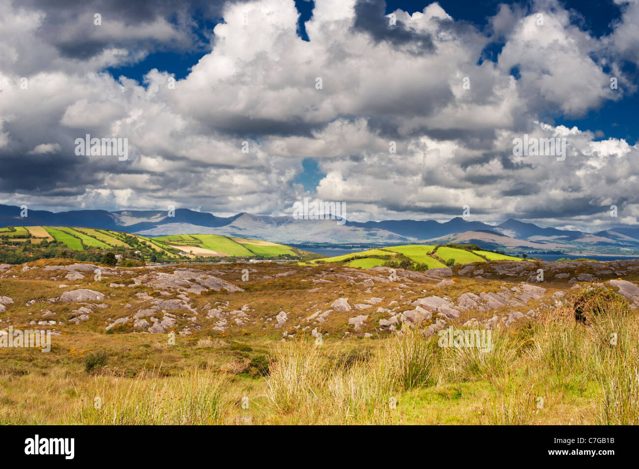 Vista su Ardgroom, penisola di Beara, County Cork, Irlanda, attraverso Kenmare Bay per le montagne della penisola di Iveragh Foto Stock