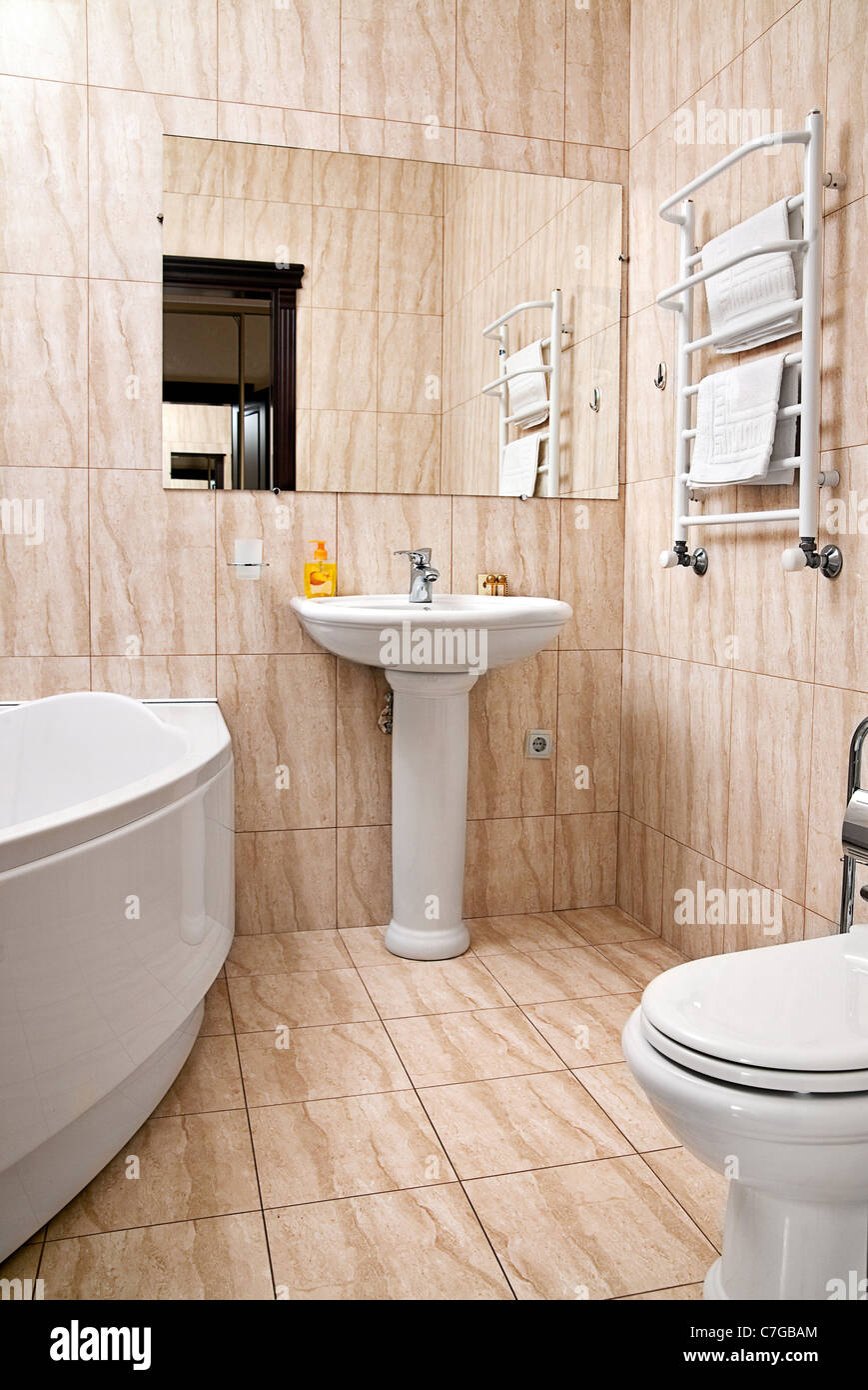 Dettaglio bagno interno con specchio e accessori Foto Stock