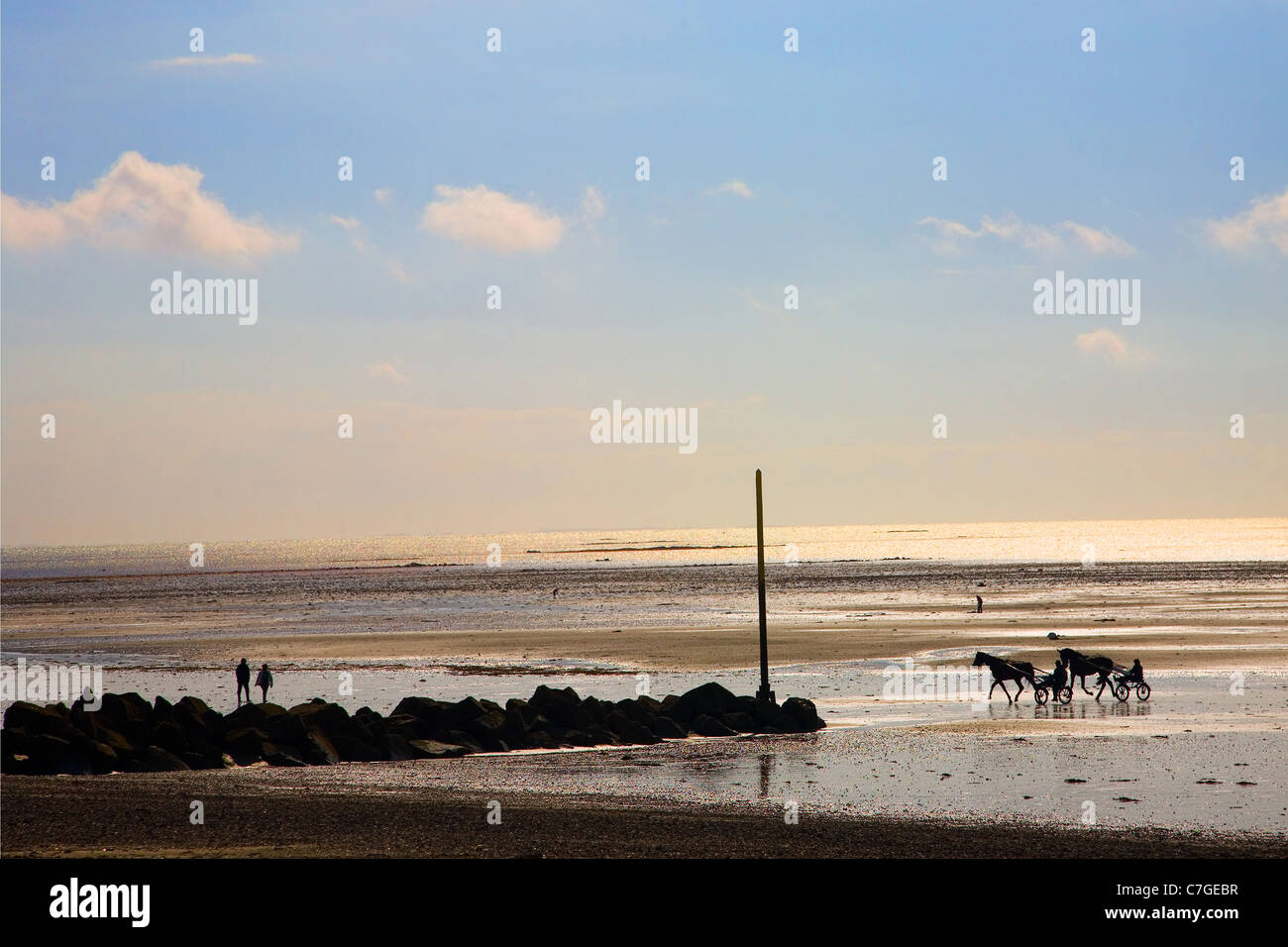 La spiaggia presso Agon Coutainville, Normandia - inizio serata con la bassa marea Foto Stock