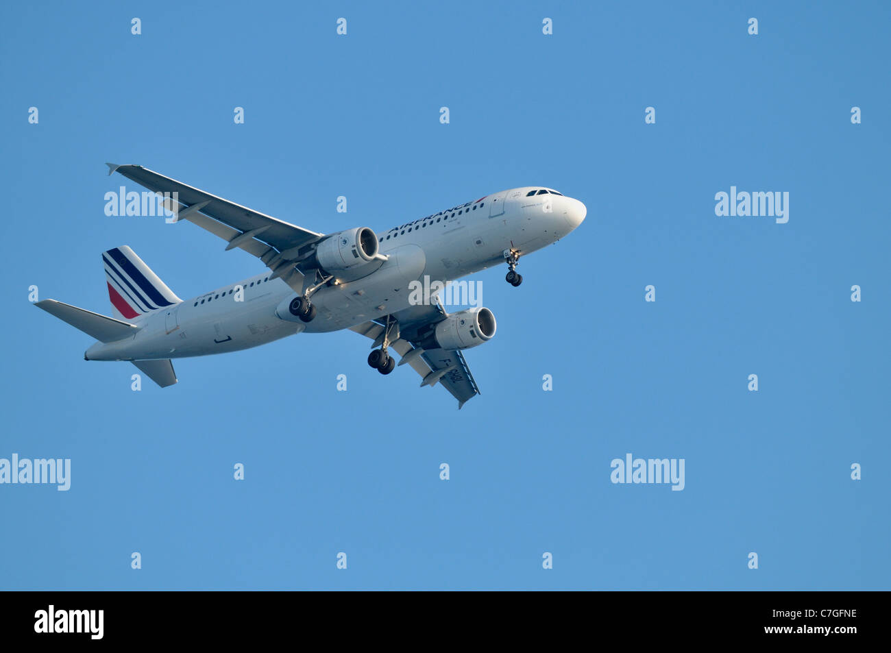 Air France passenger jet coming to land at Nice Airport by Mediterranean Sea Foto Stock