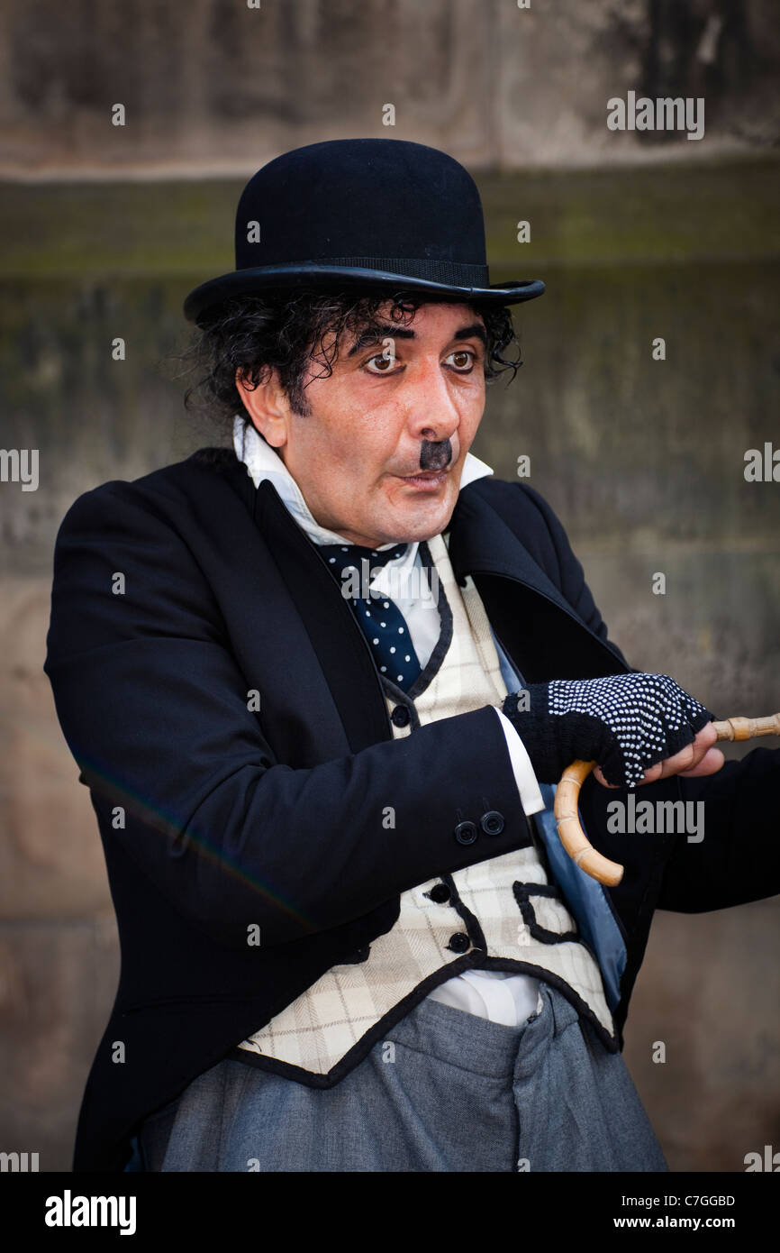 Attore di strada al Edinburgh Fringe Festival, imitando Charlie Chaplin, Scozia, Regno Unito, Gran Bretagna Foto Stock