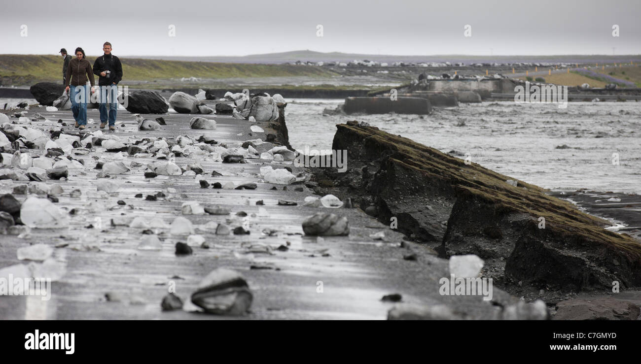 Massi di ghiaccio sulla strada e ponte lavato fuori. Burst glaciale (Jokulhlaup), Islanda Foto Stock