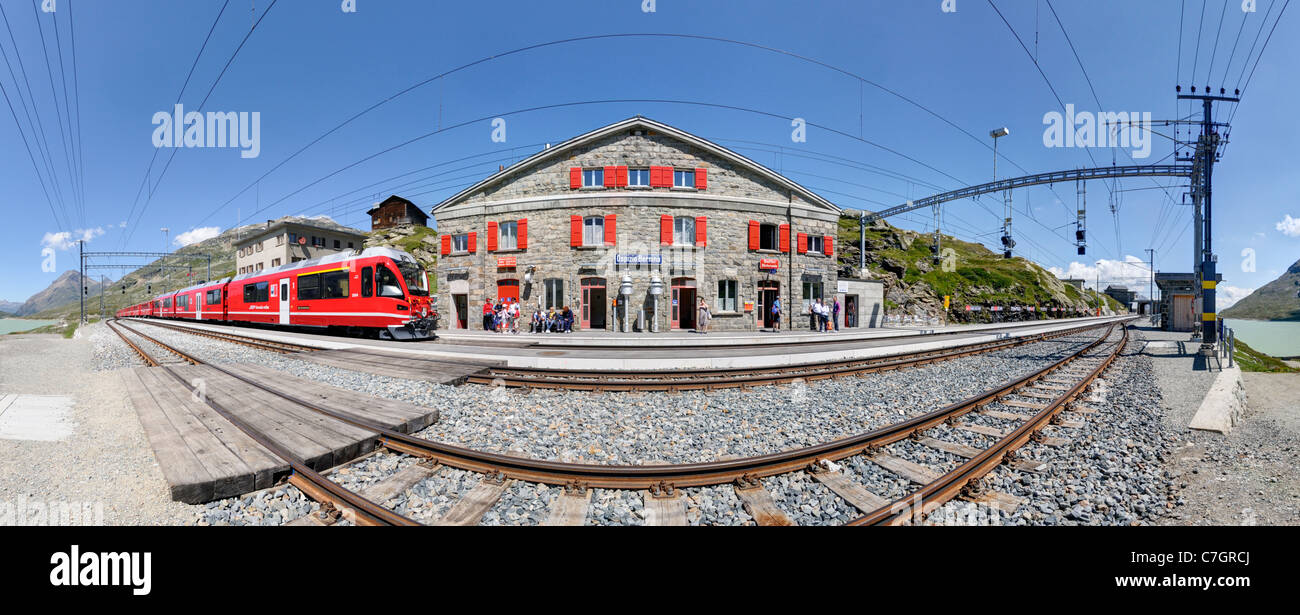 Il treno della Ferrovia Retica arrivando all'Ospizio Bernina stazione ferroviaria sulla Berninapass. La Svizzera. Foto Stock