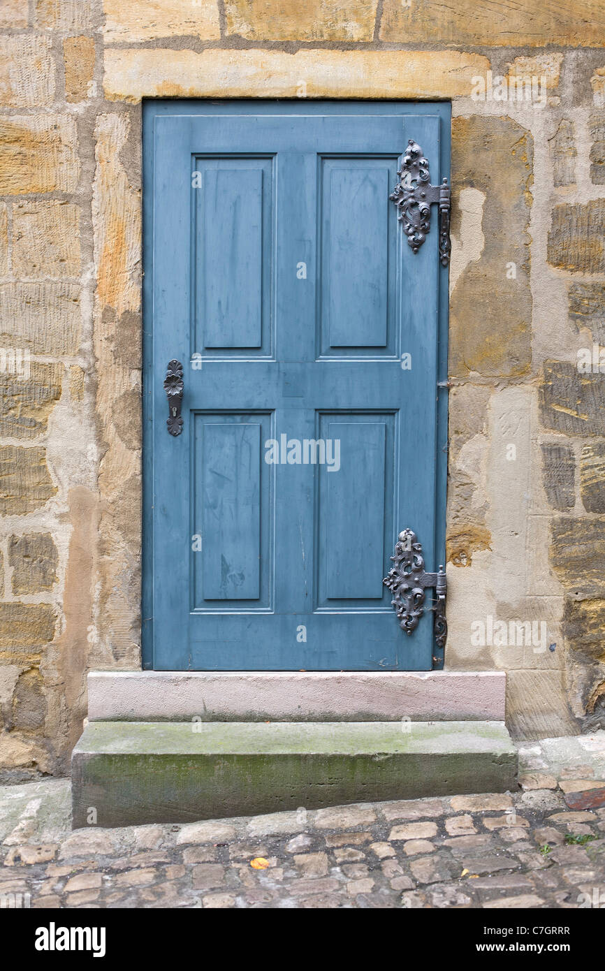 Una porta blu Foto Stock