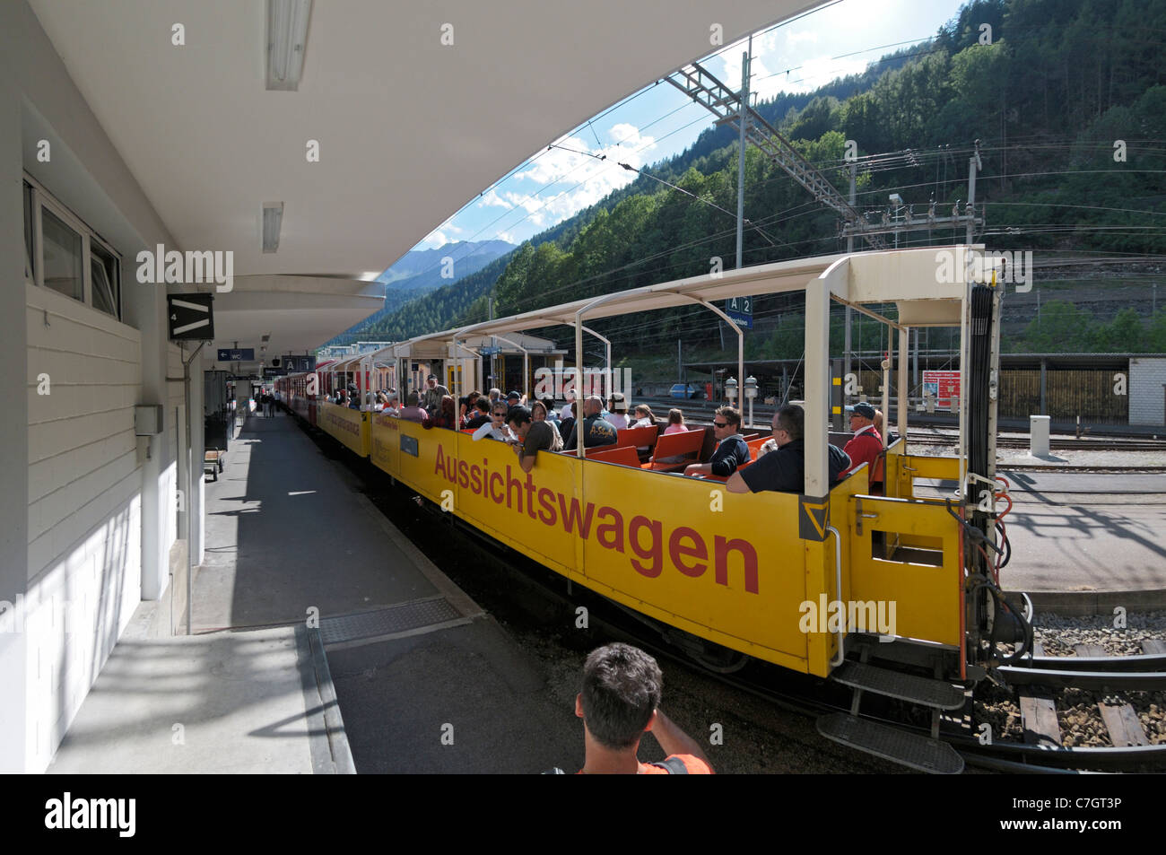 In treno sul carrello panorama con la Ferrovia Retica sulla tratta Bernina Ospizio Bernina a Poschiavo. La Svizzera. Foto Stock