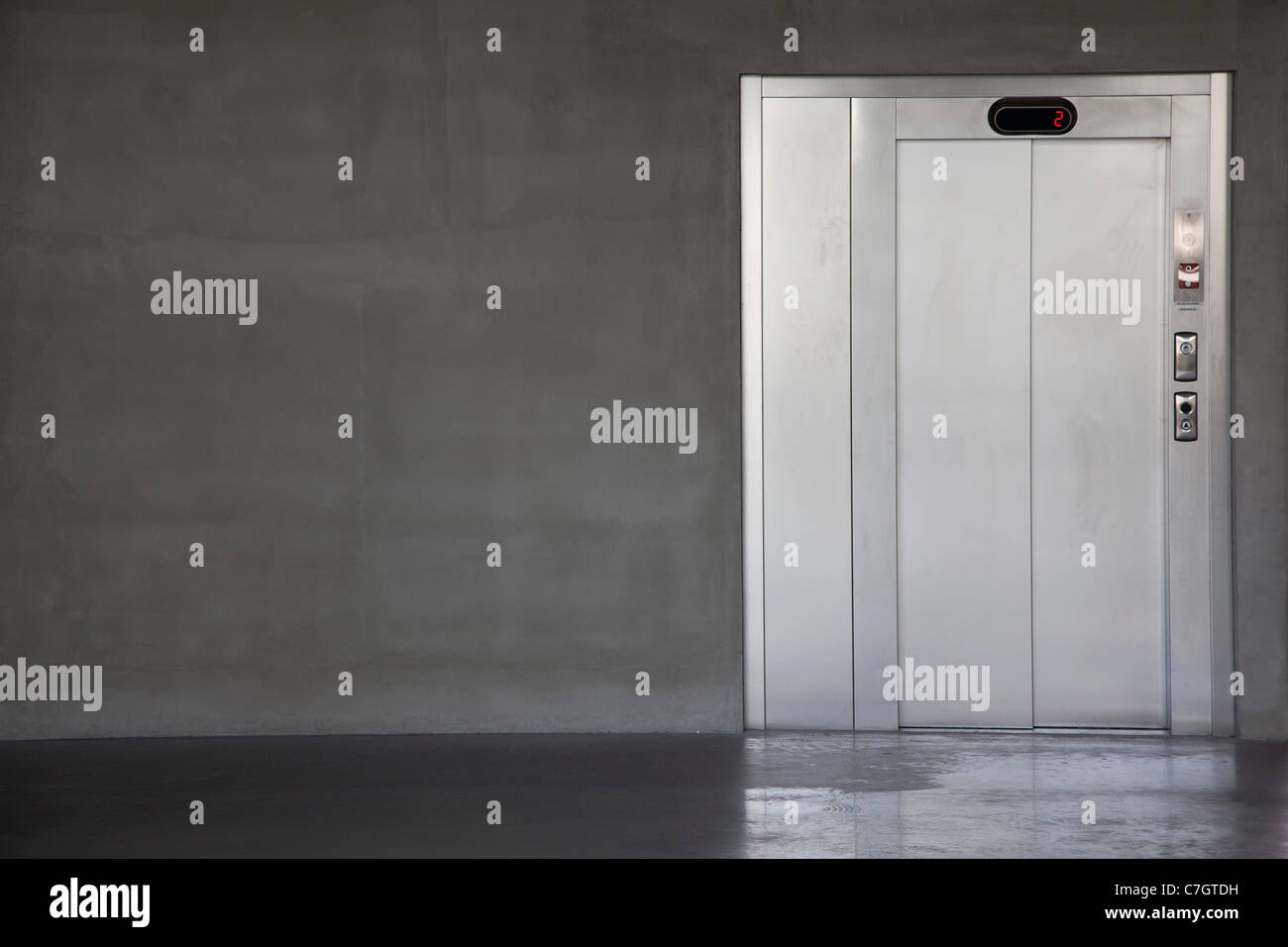 Un ascensore al secondo piano Foto Stock