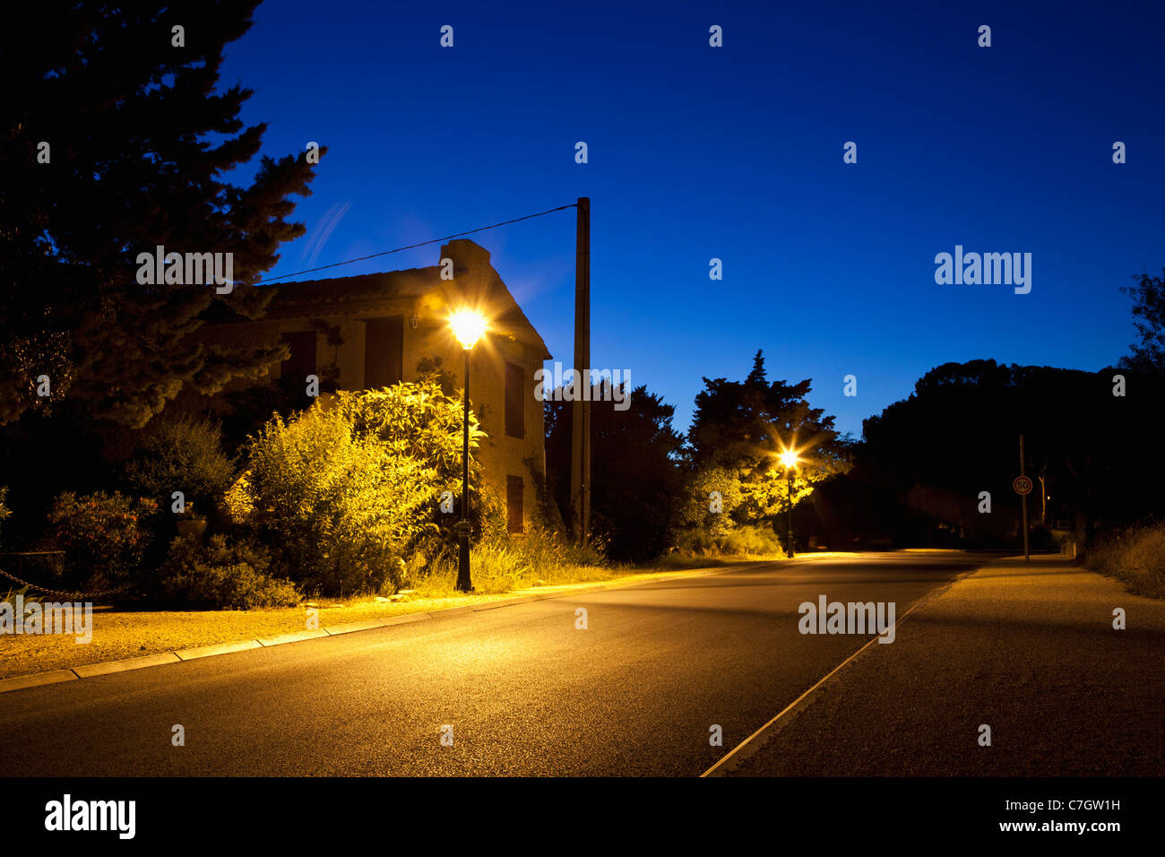 Dettaglio di una strada residenziale al crepuscolo Foto Stock