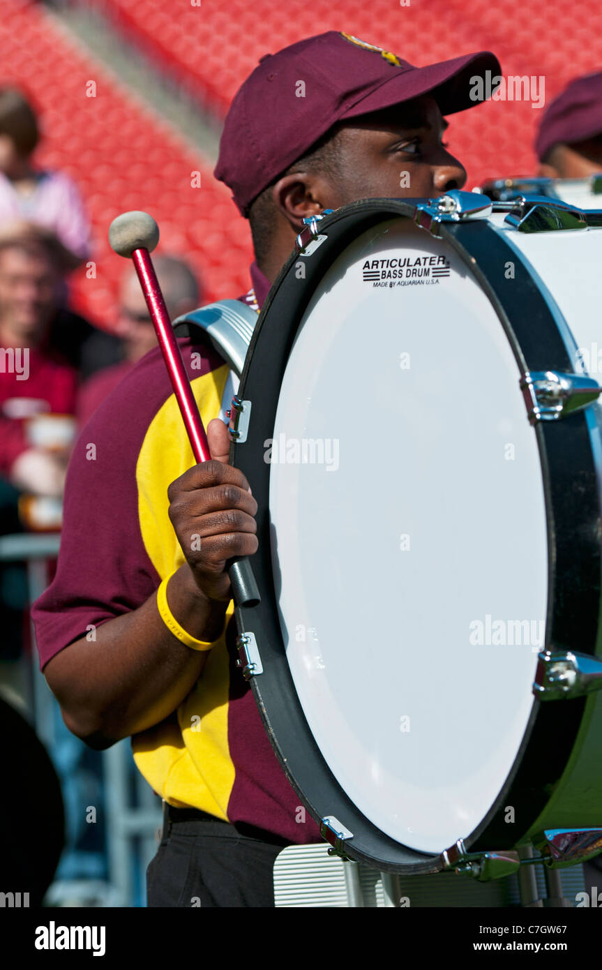 Un batterista con Washington Redskins Marching Band con FedEx campo. Foto Stock