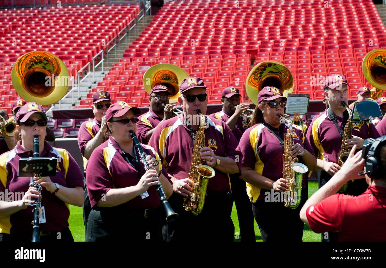 Washington Redskins Marching Band con FedEx campo. Foto Stock