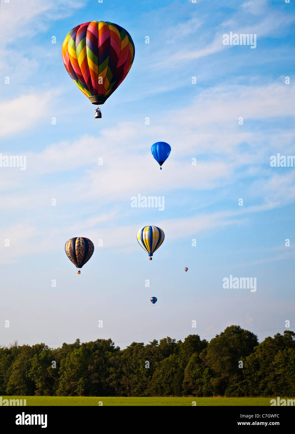 I palloni ad aria calda in un festival in Bealeton, Virginia / Sei i palloni ad aria calda battenti a diverse altitudini. Foto Stock