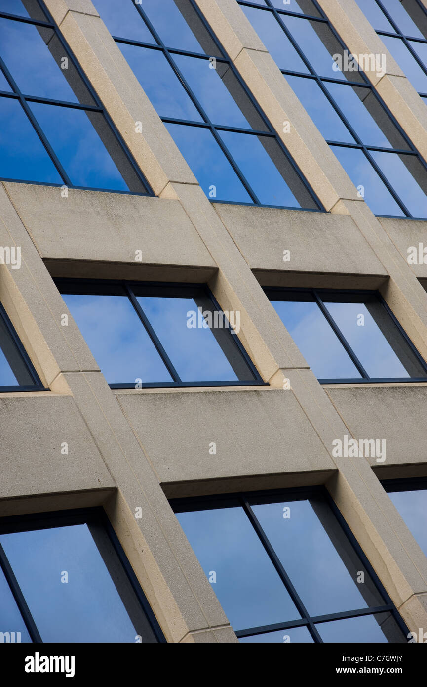 La facciata in calcestruzzo di un moderno ed alto edificio per uffici Foto Stock