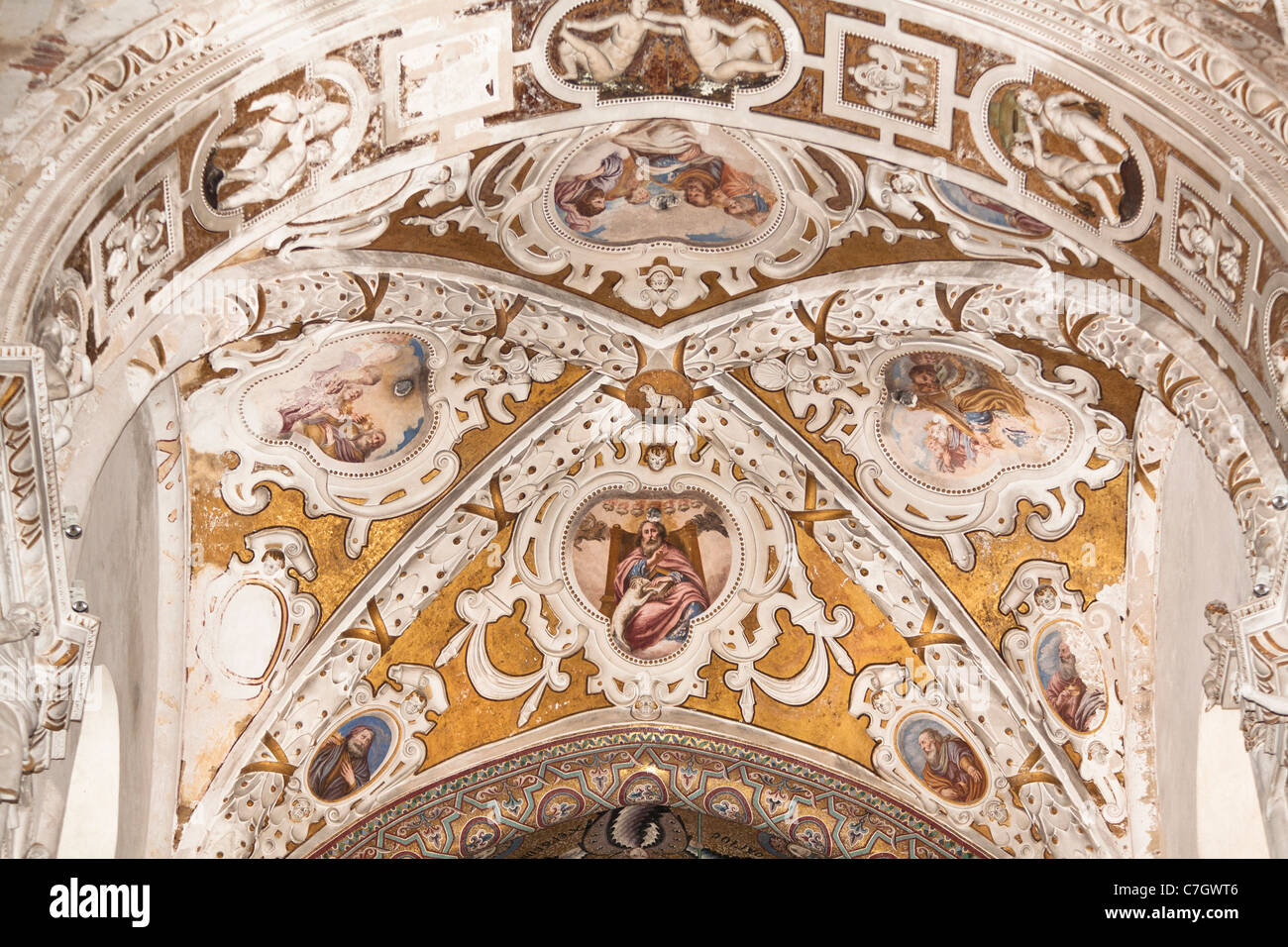 Mosaici sul soffitto di Cefalu Cathedral, Piazza Duomo di Cefalu, Sicilia, Italia Foto Stock