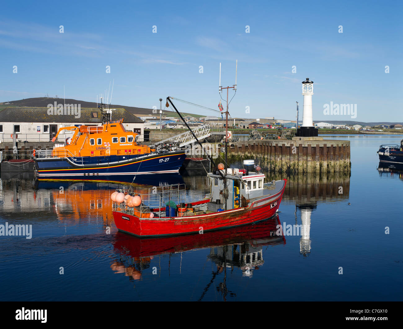 dh Kirkwall porto creel barca KIRKWALL ORKNEY Red pesca granchi barche lasciando molo Scozia regno unito Foto Stock