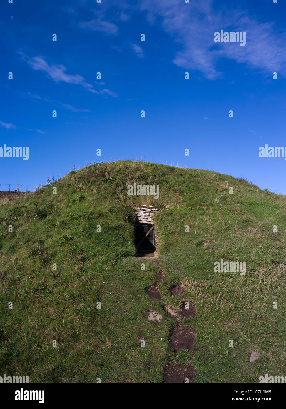 dh Cuween Hill FIRTH ORKNEY Cuween Hill Chambered Cairn sepoltura neolitica tumulo tomba ingresso patrimonio uk bronzo età scozia Foto Stock