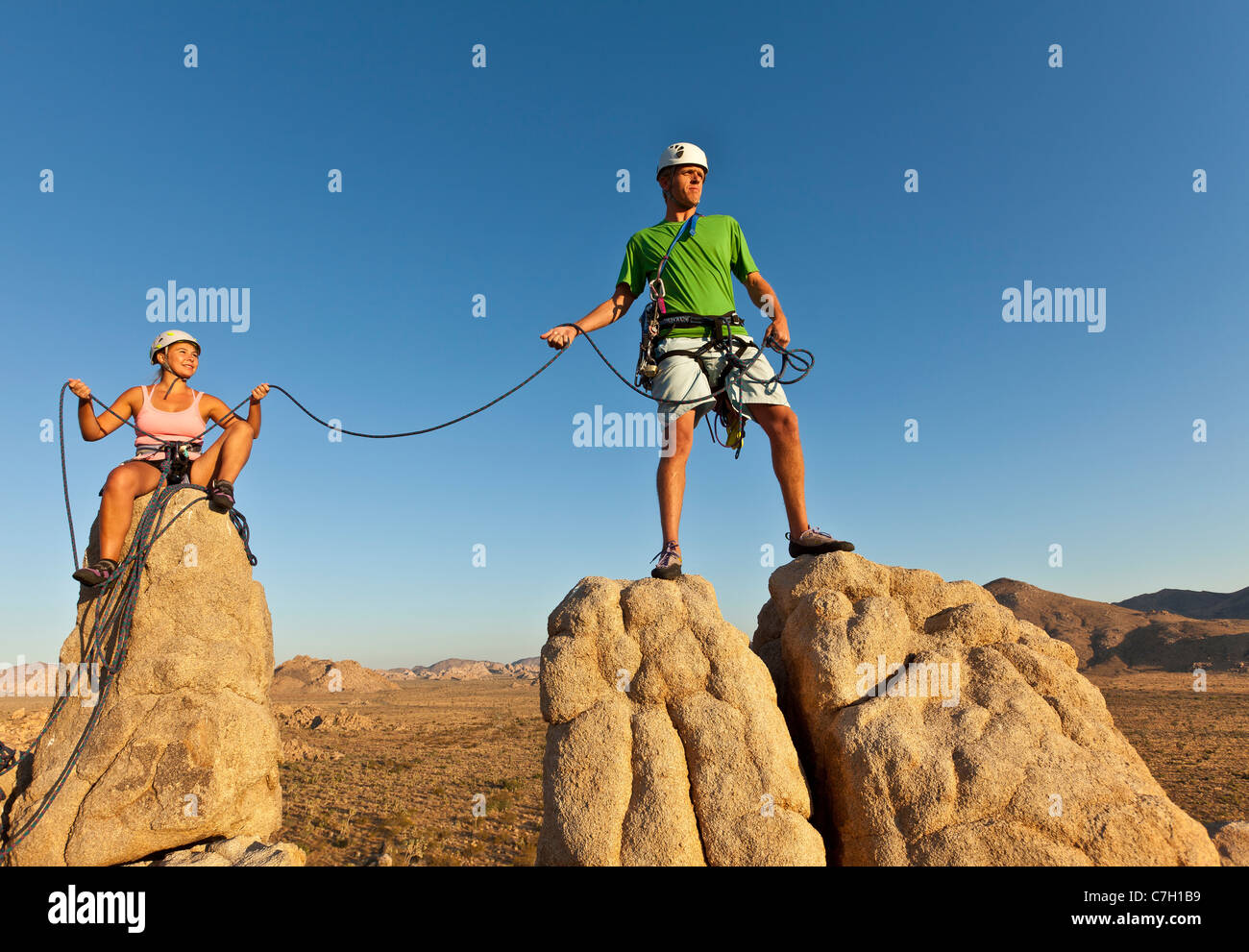 Team di arrampicatori lotta per il vertice di un impegnativo cliff. Foto Stock