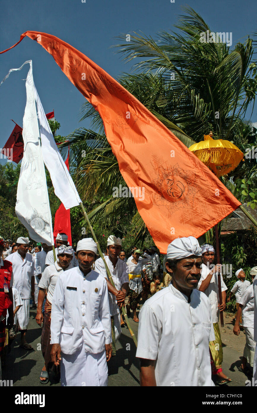 Processione in cammino verso il tempio dopo la morte in un Villaggio Balinese Foto Stock