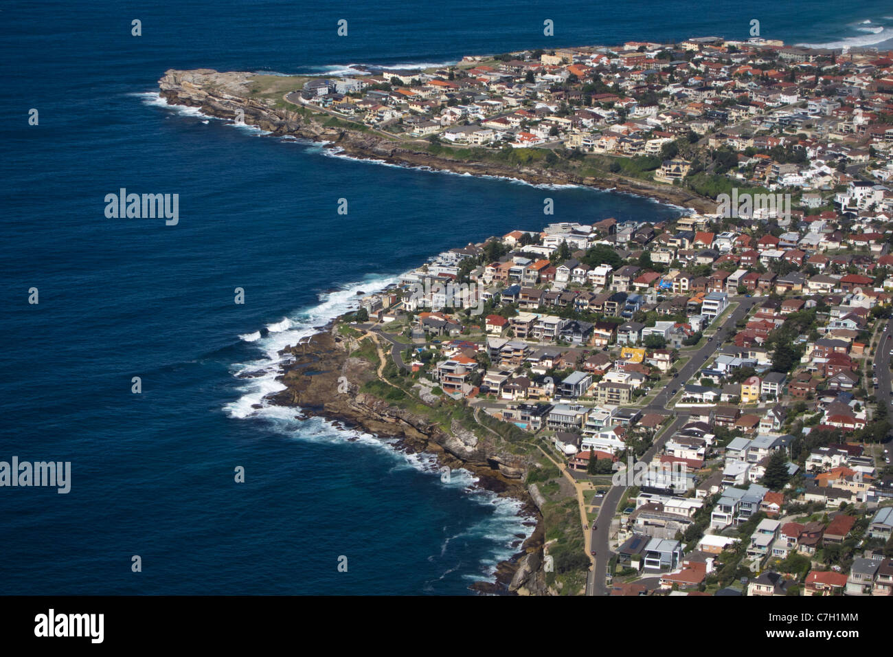 Vista di una città costiera Foto Stock