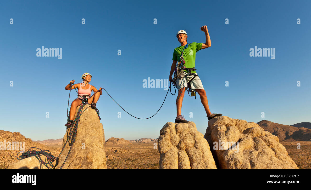 Team di arrampicatori lotta per il vertice di un impegnativo cliff. Foto Stock