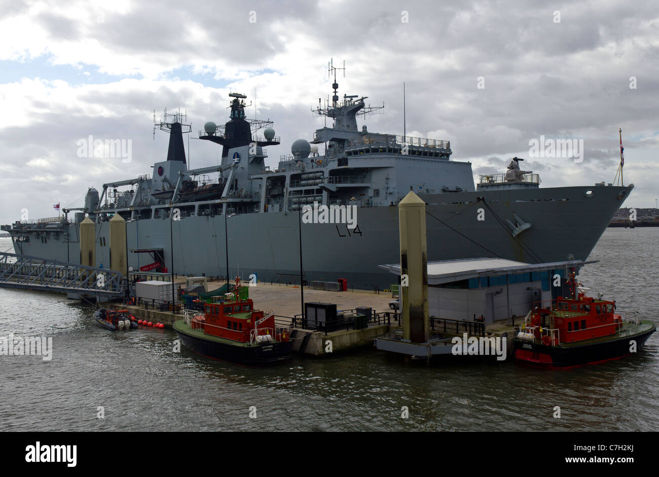 HMS Albion, ormeggiata a Liverpool waterfront, come parte di una sei giorni di visita per contrassegnare 10 anni dal suo lancio. Foto Stock