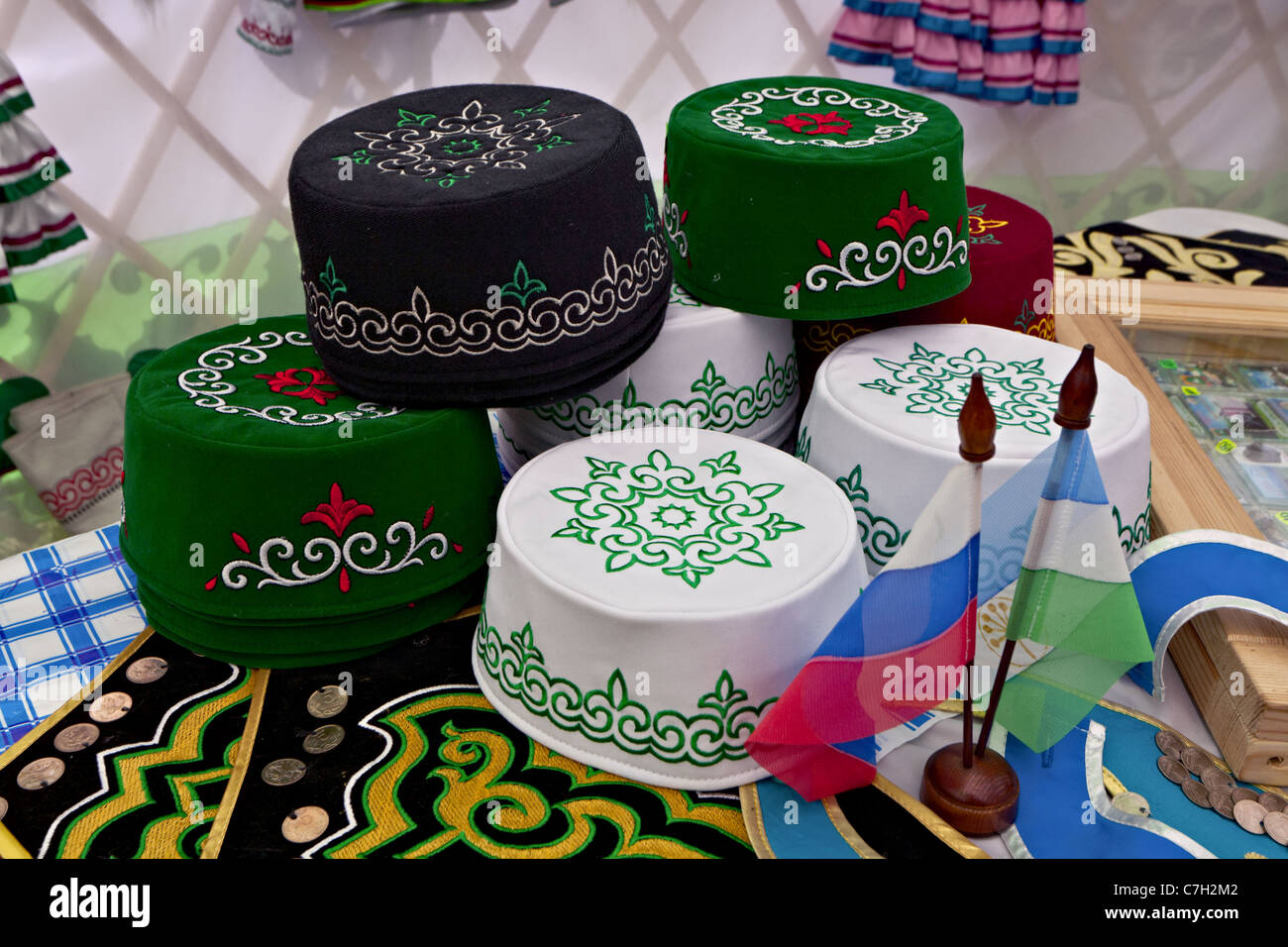 Tatar e Bashkir cappelli tradizionali e banner di Russia e Bashkortostan Foto Stock