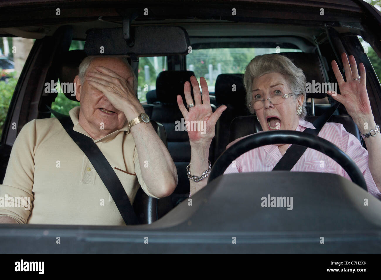 Senior donna con problemi di apprendimento a guidare come uomo nel sedile del passeggero scompare Foto Stock