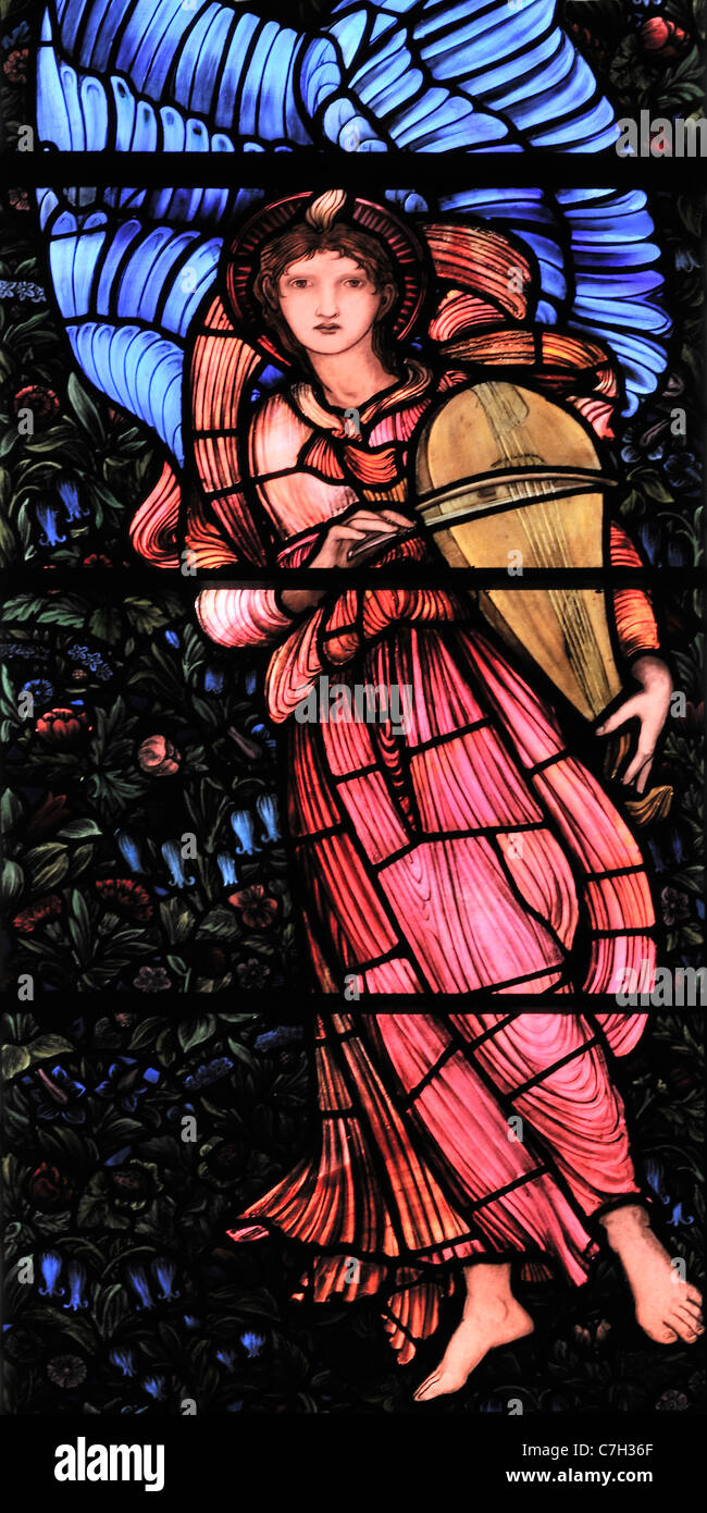 Una finestra di vetro colorato, da Edward Burne-Jones, raffigurante un angelo alato di riproduzione di un Vielle Foto Stock