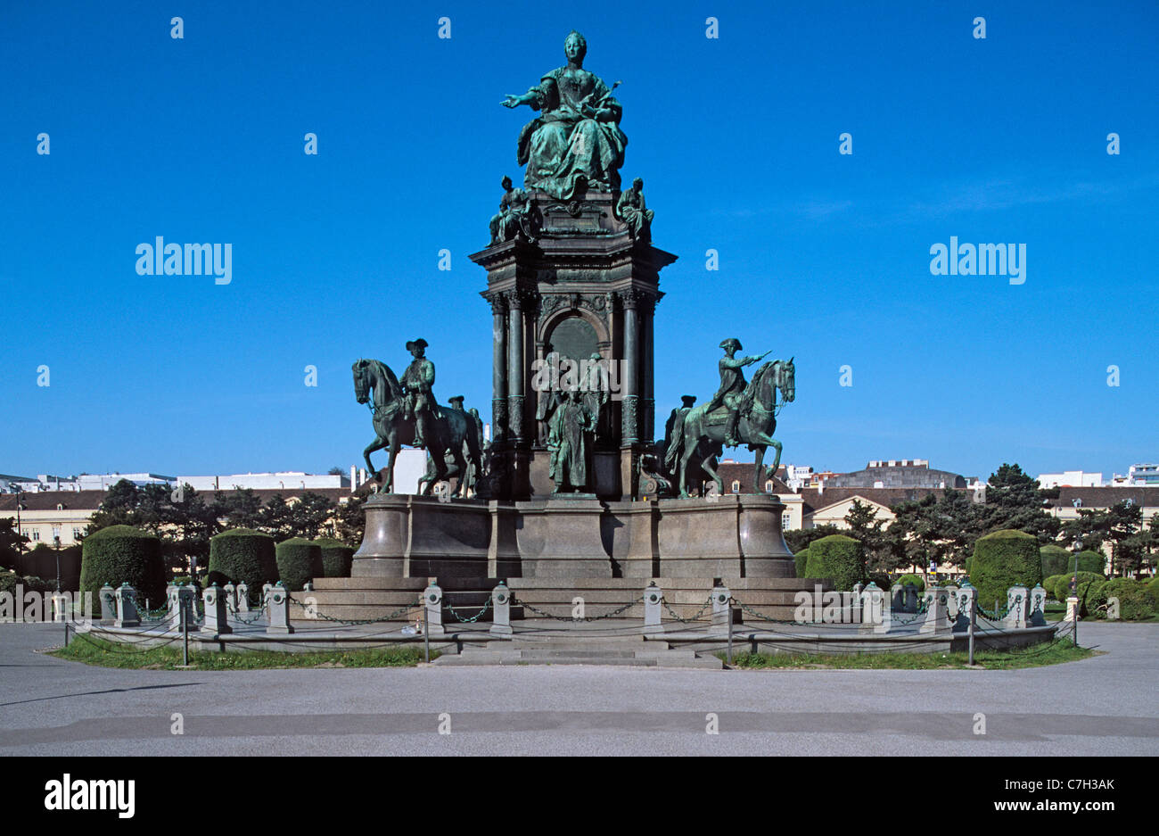 Austria, Vienna, Maria Teresa statua sotto un cielo blu chiaro Foto Stock