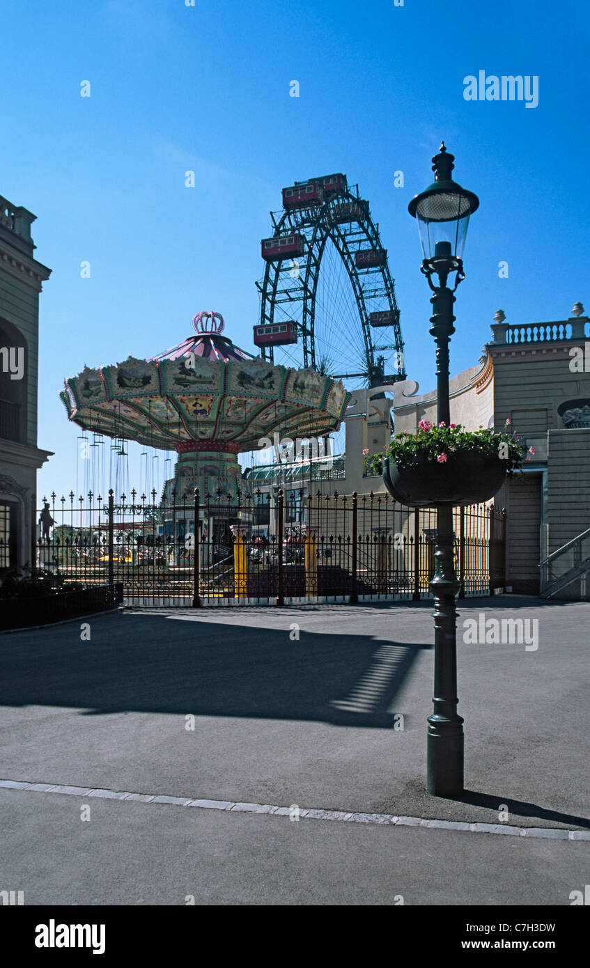 Austria, Vienna Prater park parco dei divertimenti di corse con lampada posta in primo piano Foto Stock
