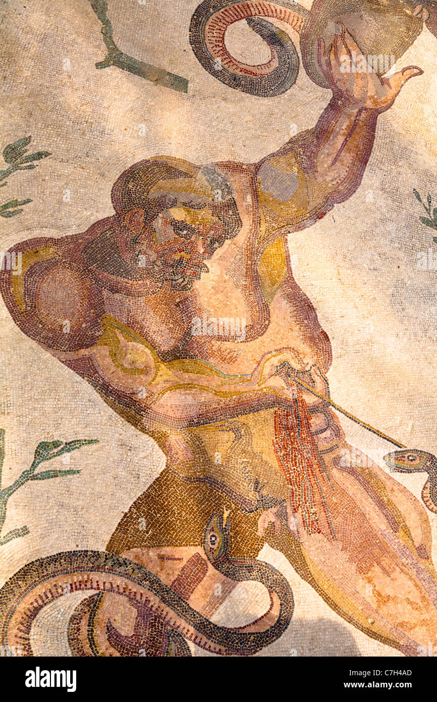 Mosaico nel triclinio, sala da pranzo, Villa Romana del Casale di Piazza Armerina, SICILIA, ITALIA Foto Stock