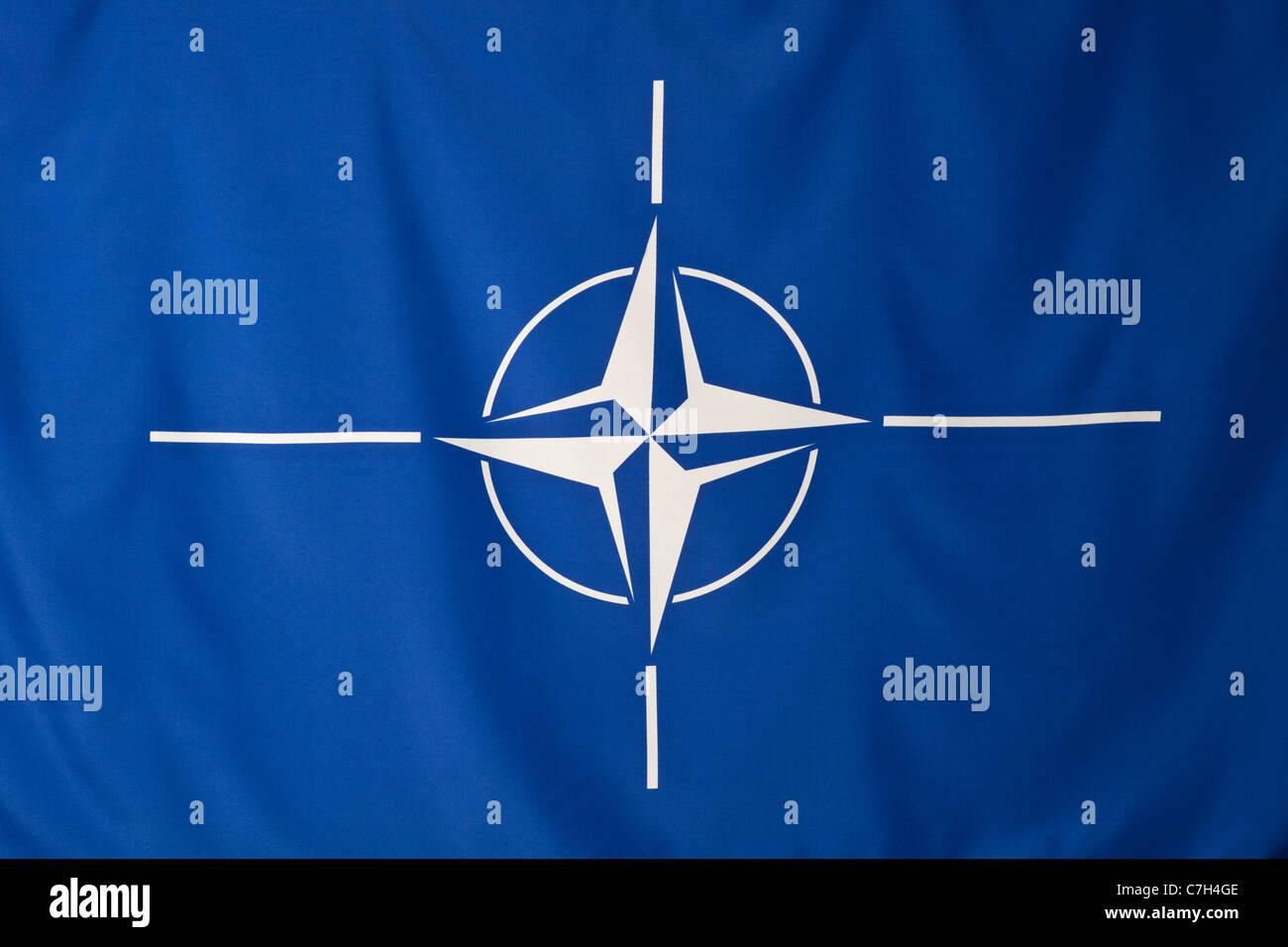 Organizzazione del Trattato del Nord Atlantico bandiera, bianco rosa dei venti emblema in sfondo blu Foto Stock