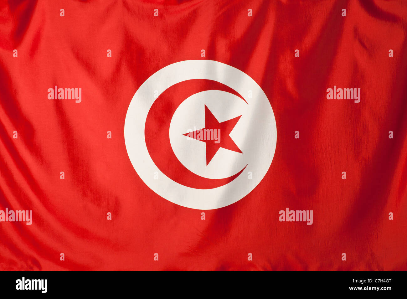 Bandiera della Tunisia, Red Crescent Moon e la stella rossa in forma un cerchio bianco con uno sfondo rosso Foto Stock