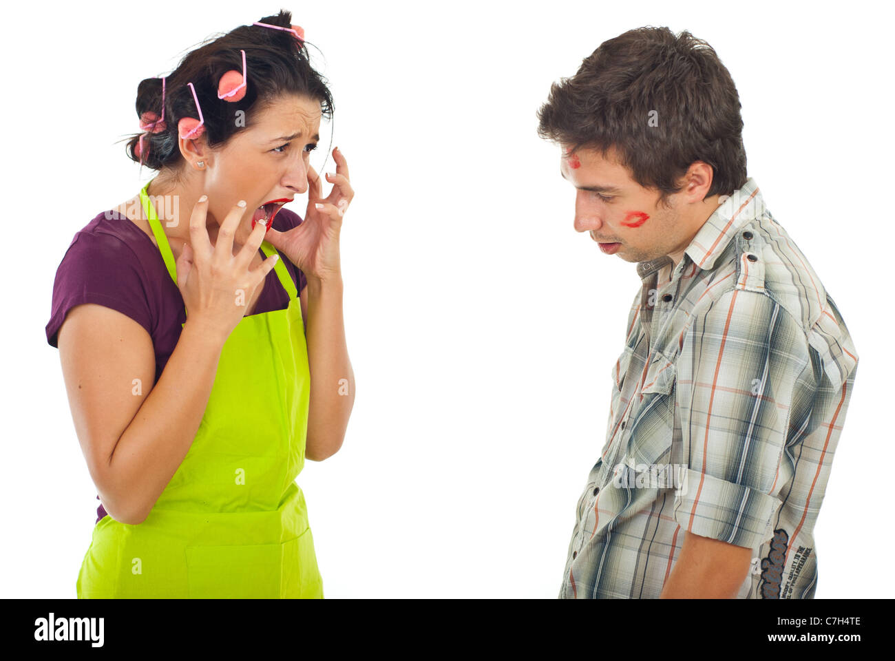 Arrabbiato casalinga litigare con il marito infedele su sfondo bianco Foto Stock
