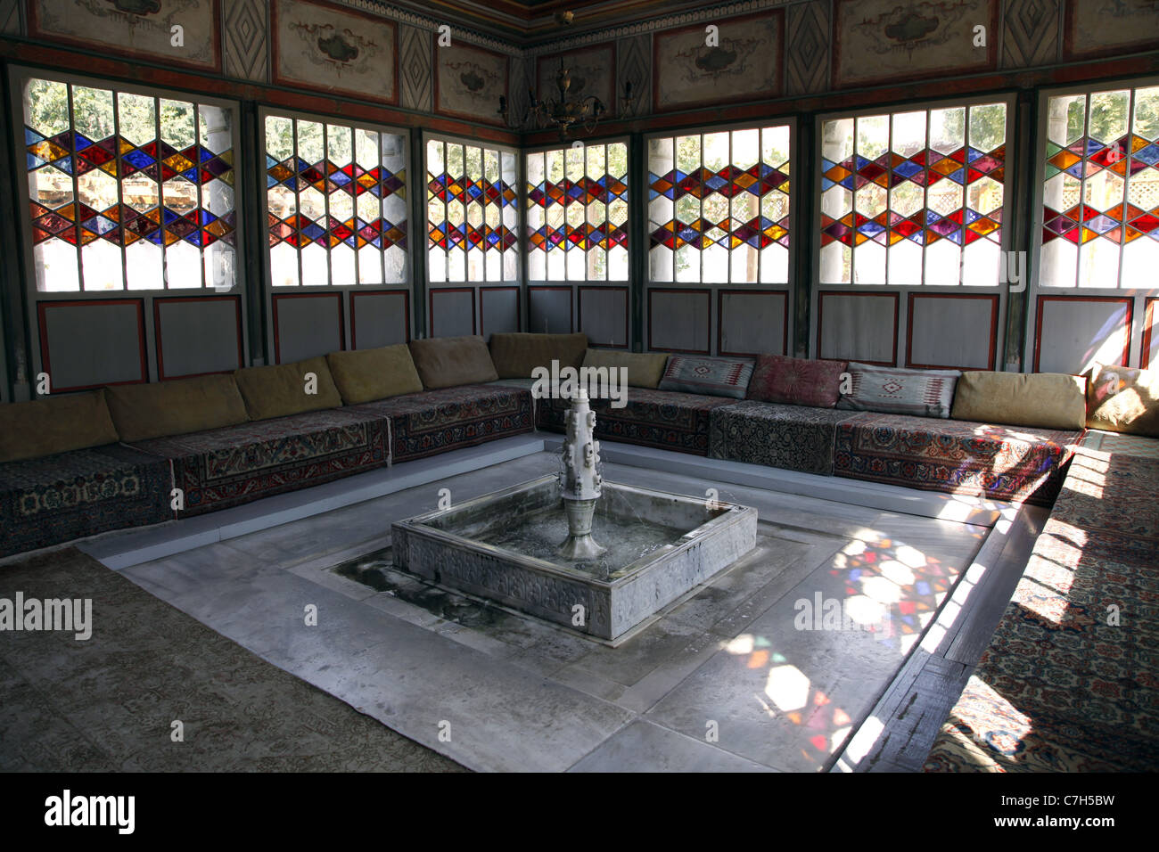 HANSARAY KHAN'S PALACE Fontana in marmo BAKHCHISARAY CRIMEA UCRAINA 04 Settembre 2011 Foto Stock