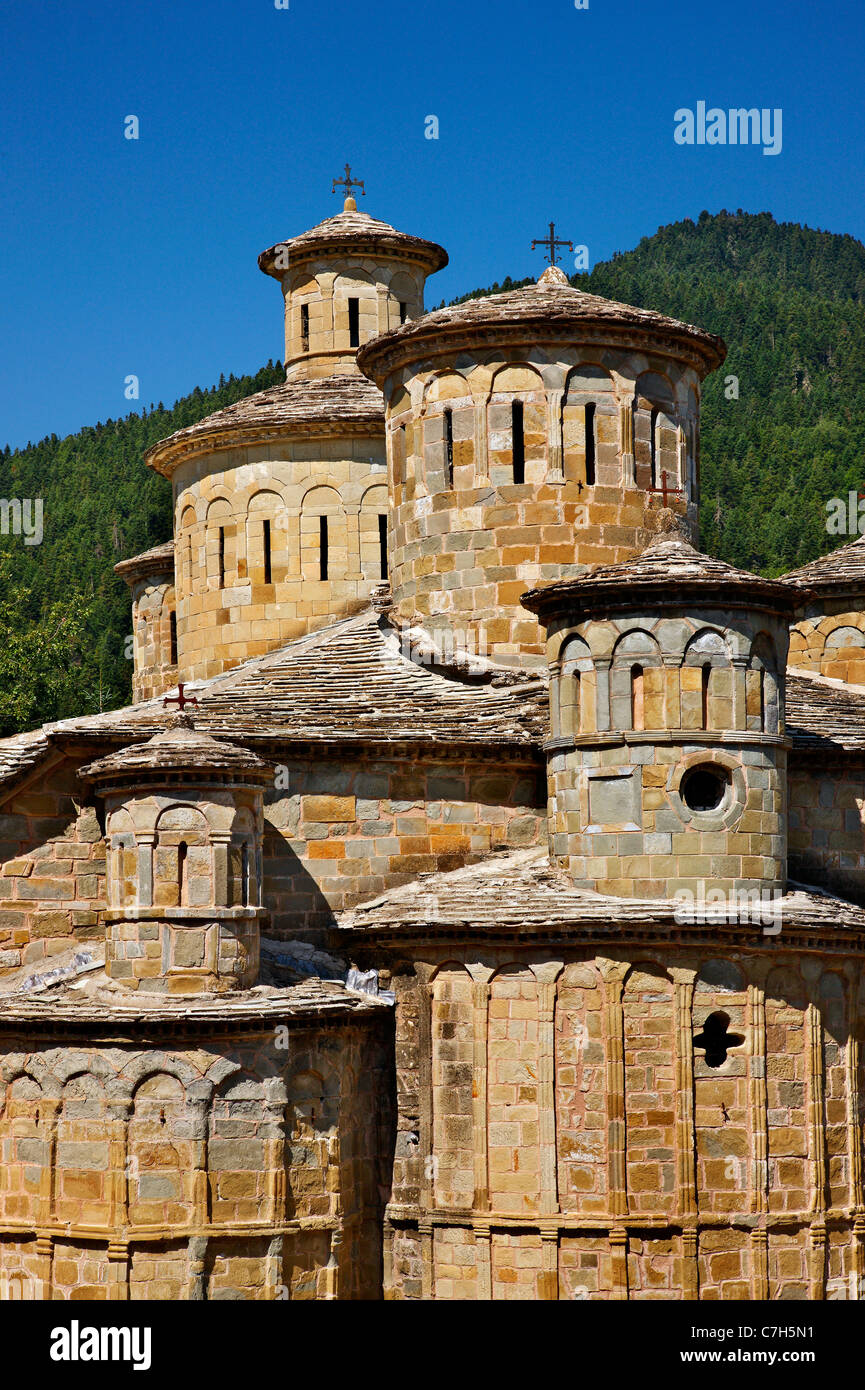 Alcuni dei 13 (!) cupole di Doliana (o 'Dolianon') monastero nella regione di Aspropotamos, Trikala, Tessaglia, Grecia Foto Stock