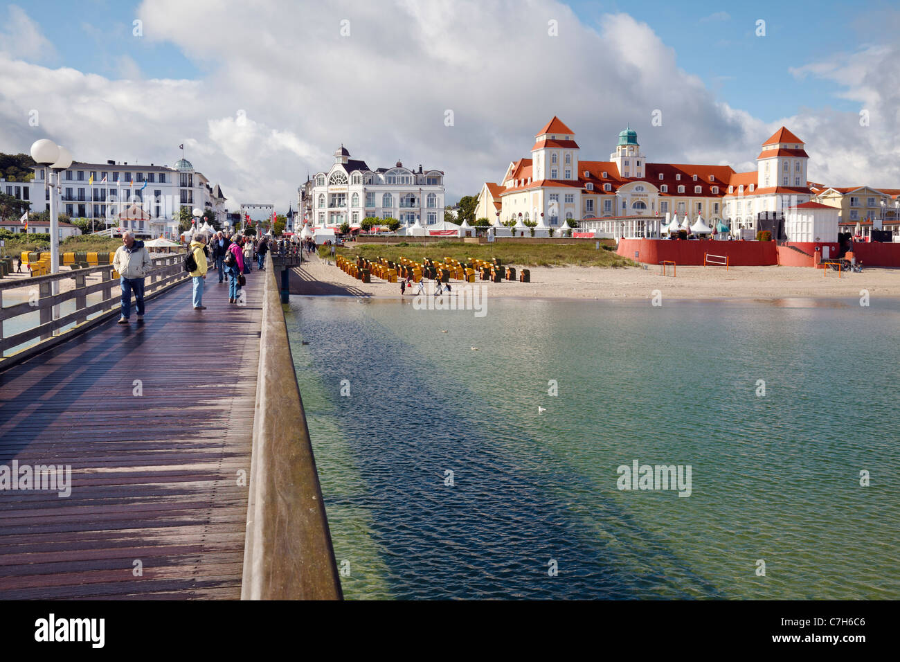 Binz Pier e il lungomare, Ruegen, Mecklenburg Vorpommern, Germania Foto Stock
