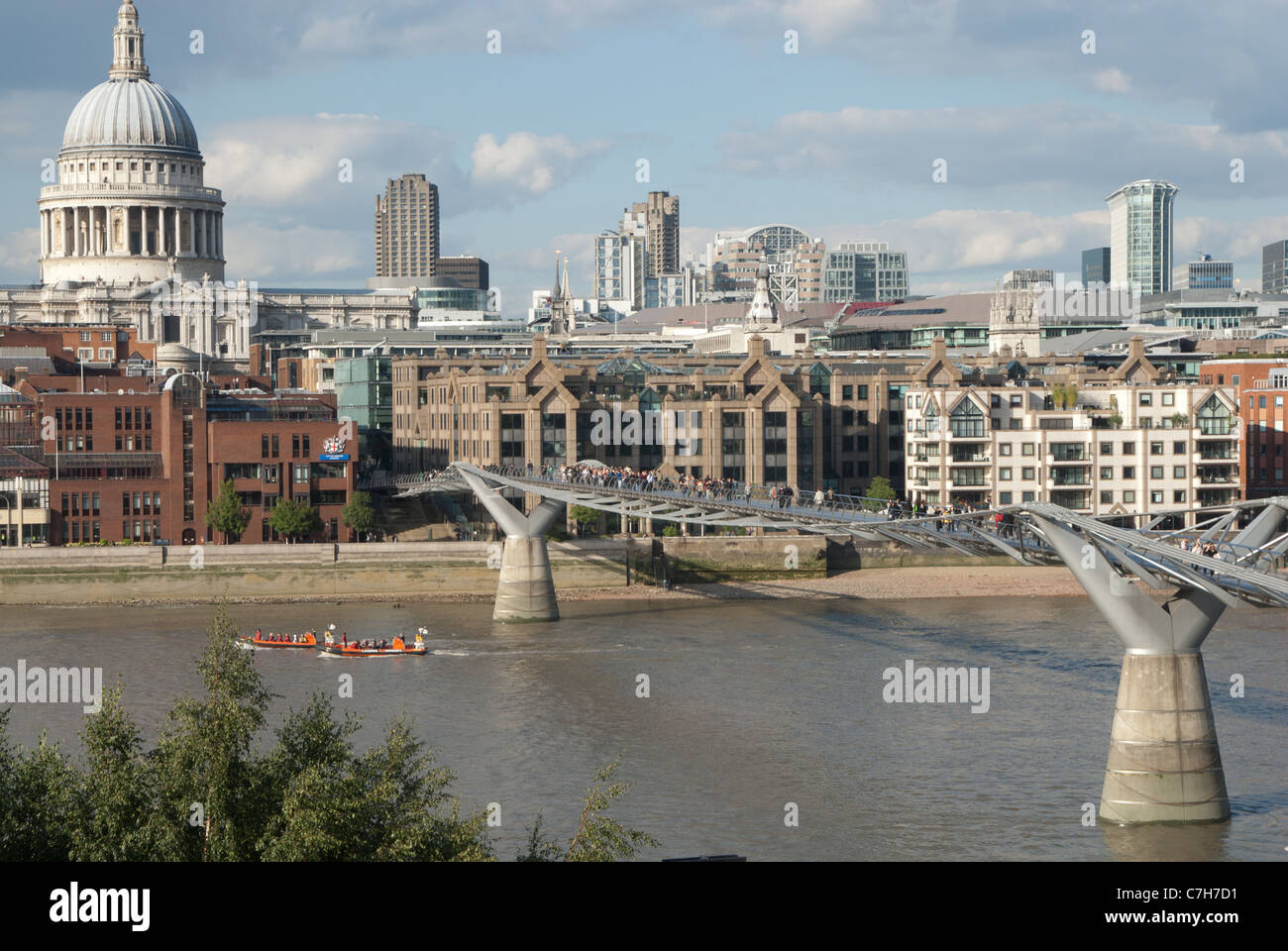 Paesaggio di Londra con il Millennium Bridge e la Cattedrale di St Paul, Londra, Inghilterra Foto Stock