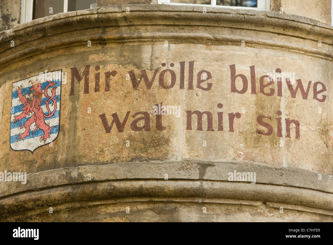 Città di Lussemburgo. Iscrizione "Vogliamo restare quello che siamo" (Mir wolle bleiwe waat mi peccato) il Fishmarket Square nella città vecchia. Foto Stock