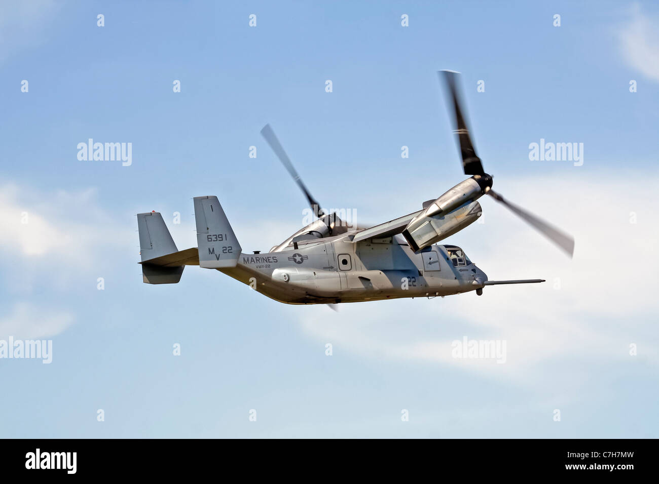 Il V-22 Osprey si esibisce presso il Royal International Air Tattoo, mostrando le sue esclusive capacità di inclinazione del rotore sia per il sollevamento verticale che per il volo orizzontale. Foto Stock