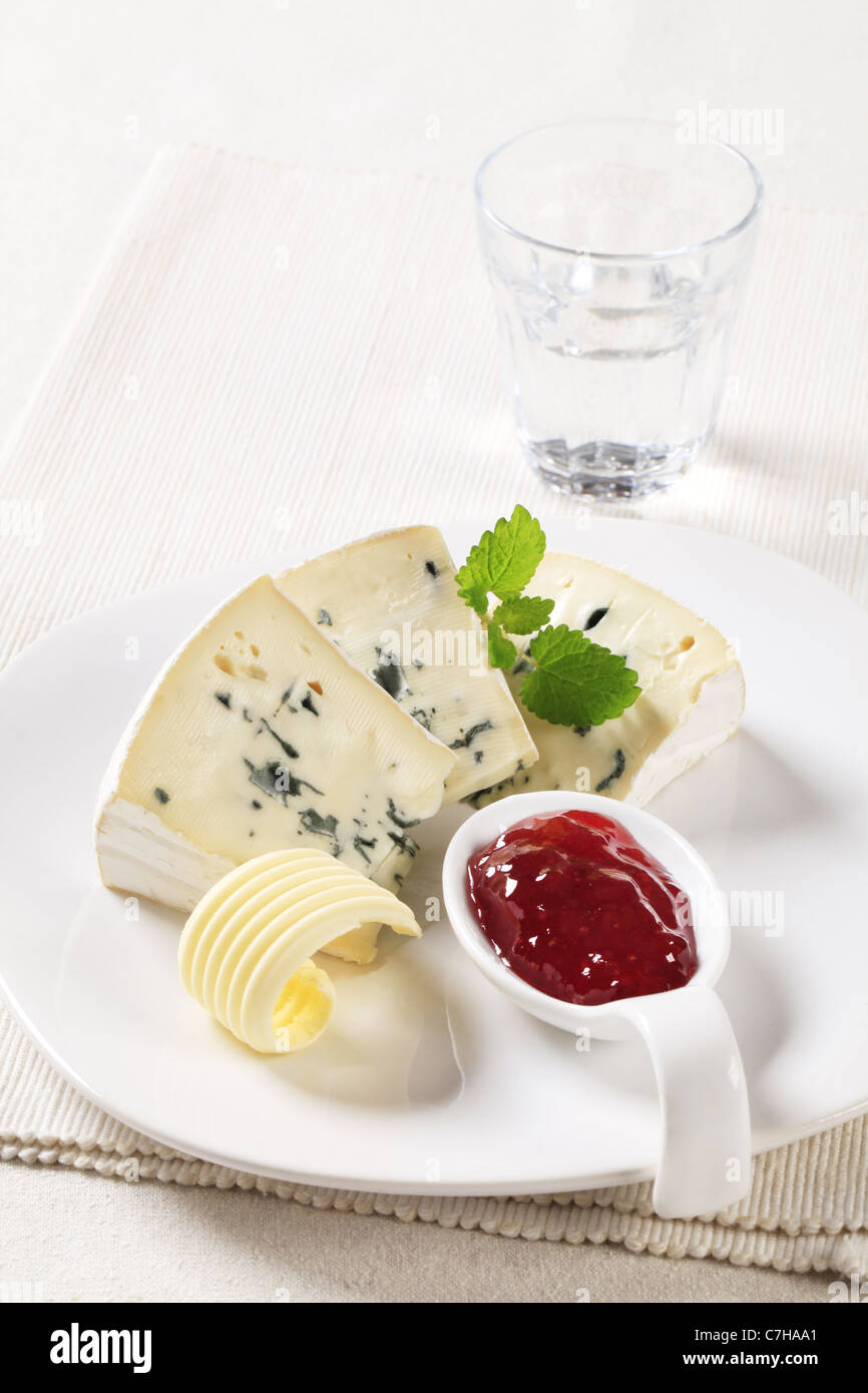 Fette di formaggio blu e confettura Foto Stock