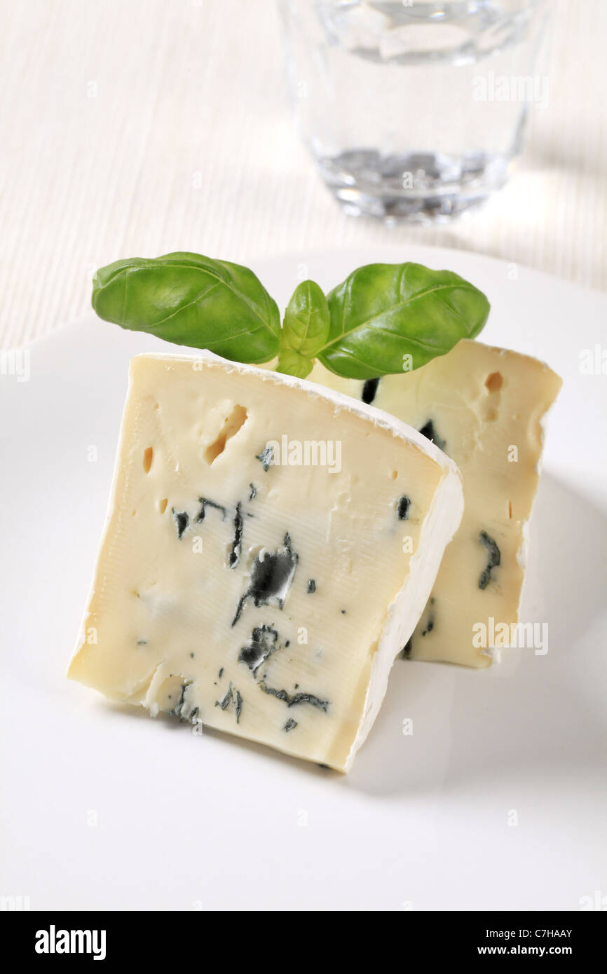 Fette di formaggio blu con buccia di colore bianco Foto Stock