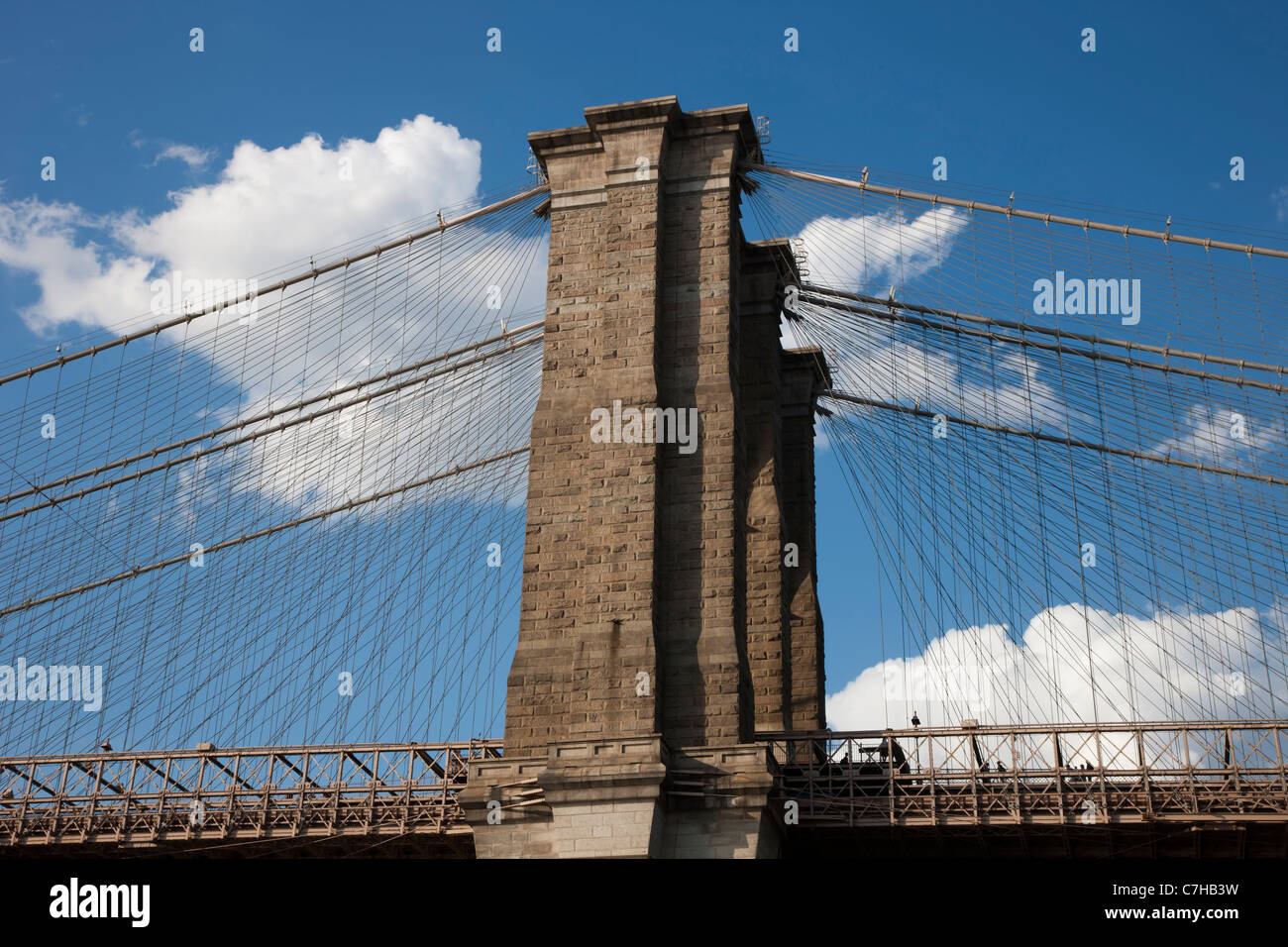 Una delle torri di sostegno del Ponte di Brooklyn a New York City. Foto Stock