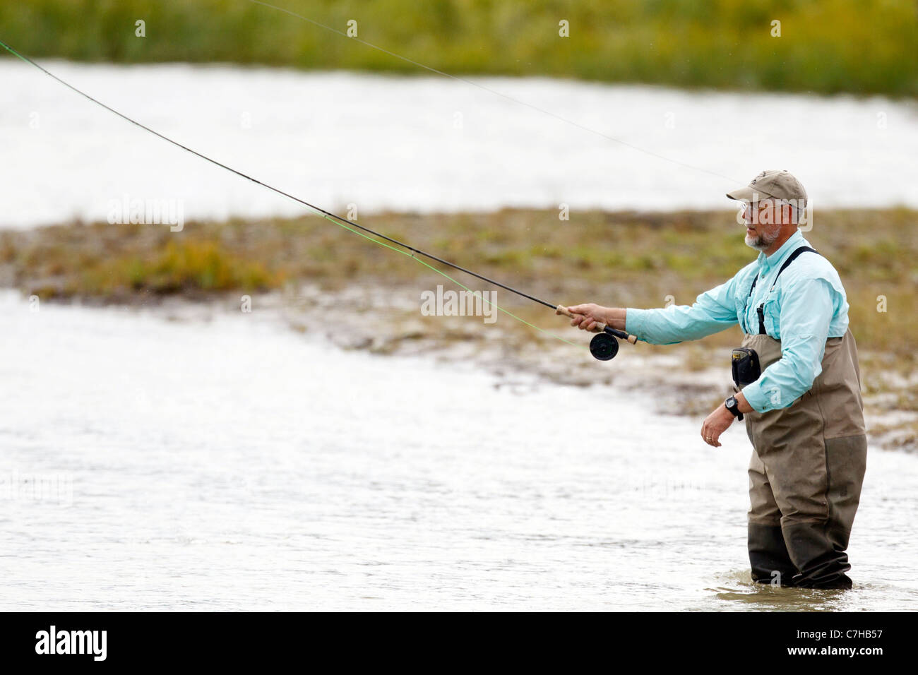 Uomo di pesca a mosca nel Salmone Argento Creek, il Parco Nazionale del Lago Clark, Alaska, Stati Uniti d'America Foto Stock