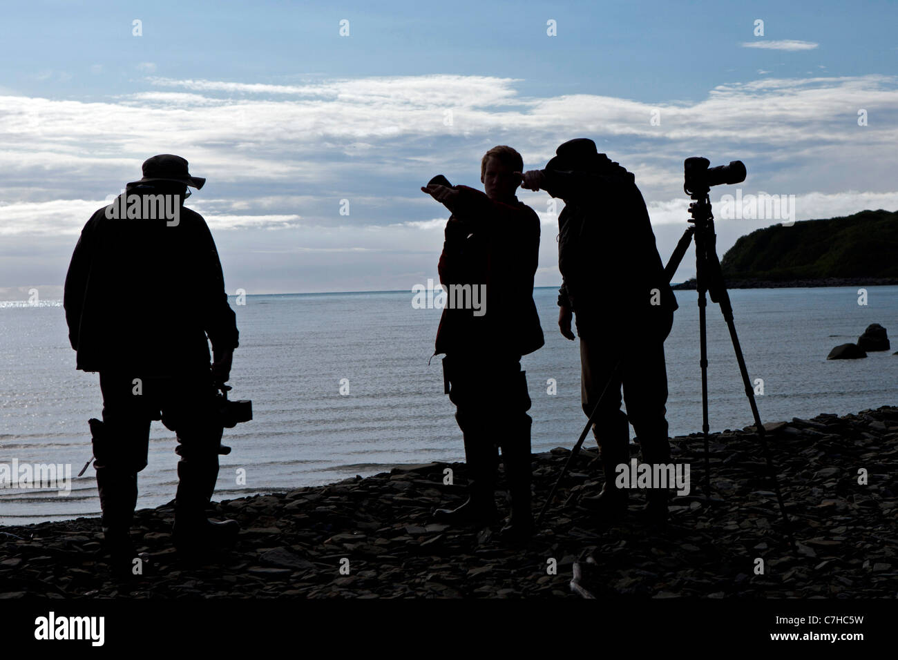 Tre fotografi maschio stagliano lungo una spiaggia, il Parco Nazionale del Lago Clark, Alaska, Stati Uniti d'America Foto Stock