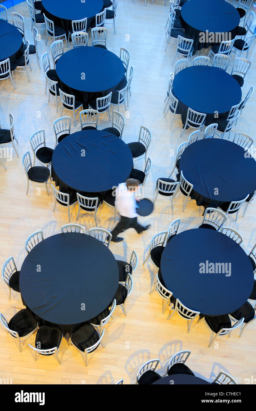 Vista aerea di un ristorante con cameriere passando attraverso le tabelle vuote. Motion Blur per il cameriere Foto Stock