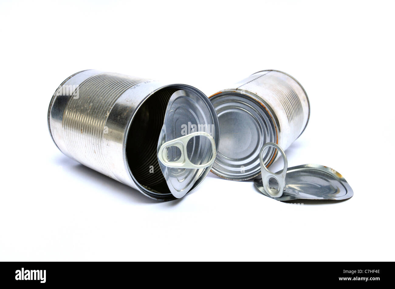 Gruppo di riciclaggio di barattoli e lattine su sfondo bianco Foto Stock