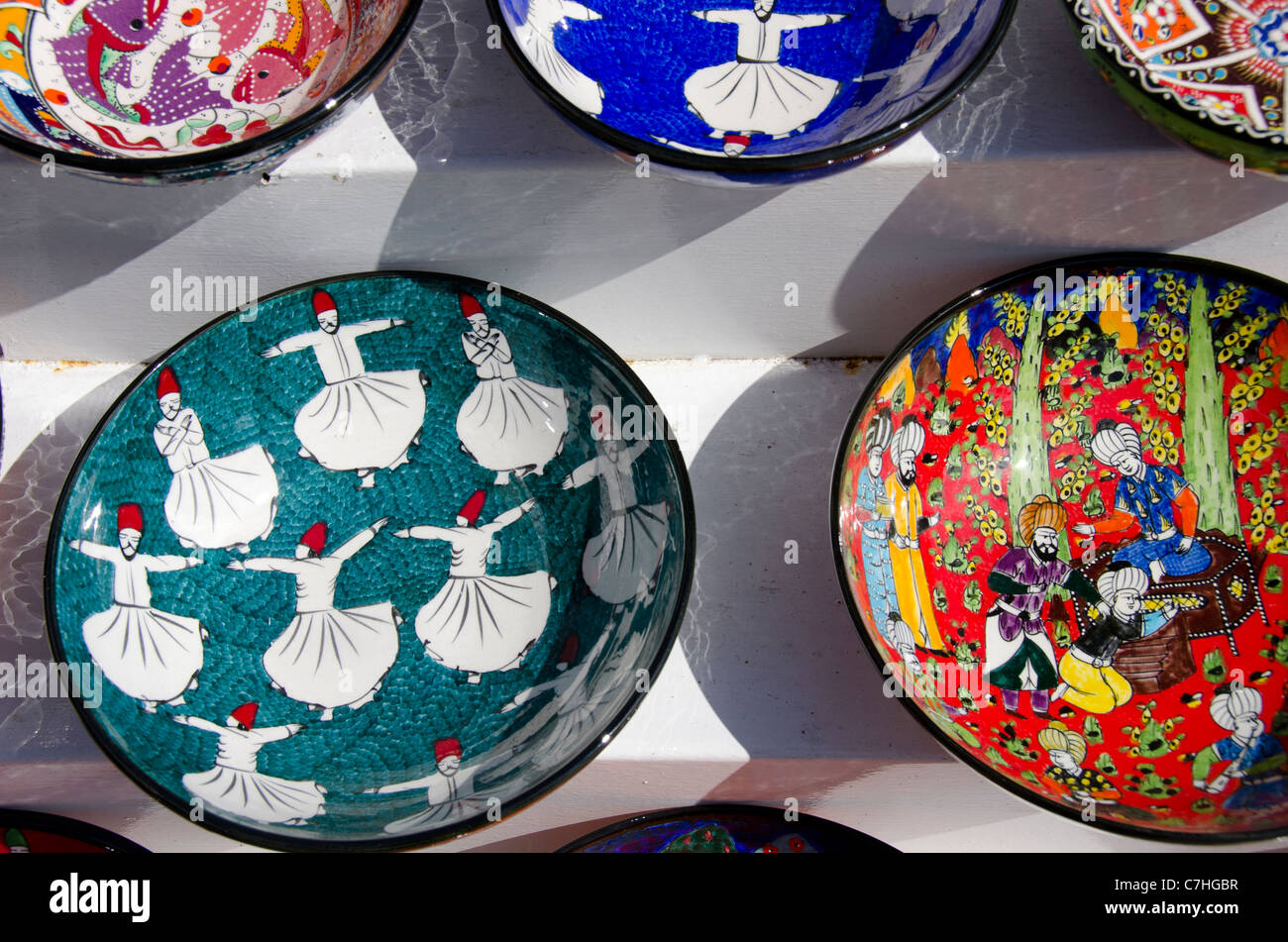 Turchia, Istanbul. Colorati dipinti a mano in ceramica di souvenir, alcuni con derviscio armato design. Foto Stock